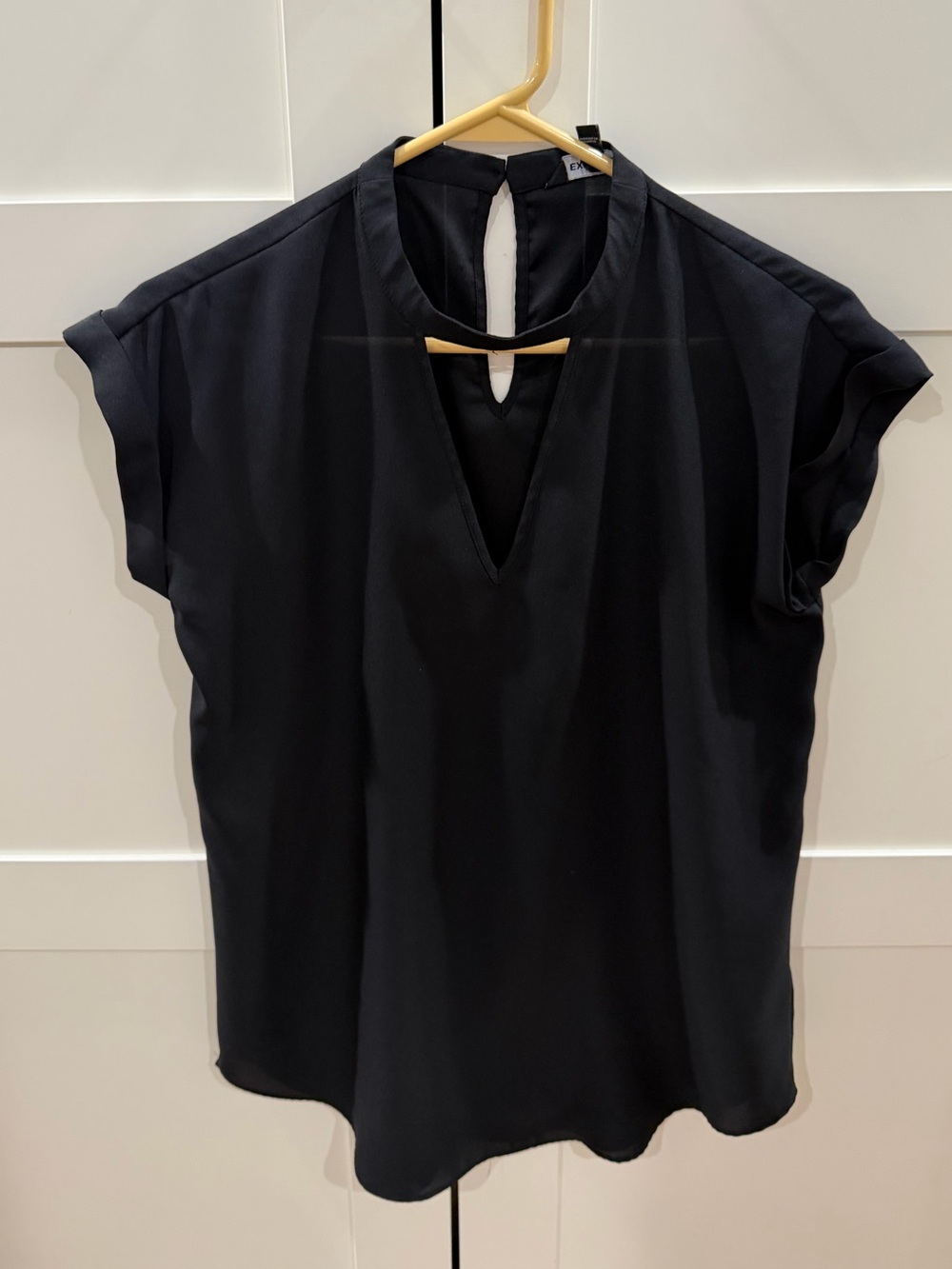 Express. Classic Black V-Neck Cap Sleeve Women's Top. Size Small.